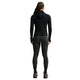 En person set bagfra, iført en sort Nike Wool Running Mid-Layer Top, Dame, mørke leggings, sorte sokker og sportssko.