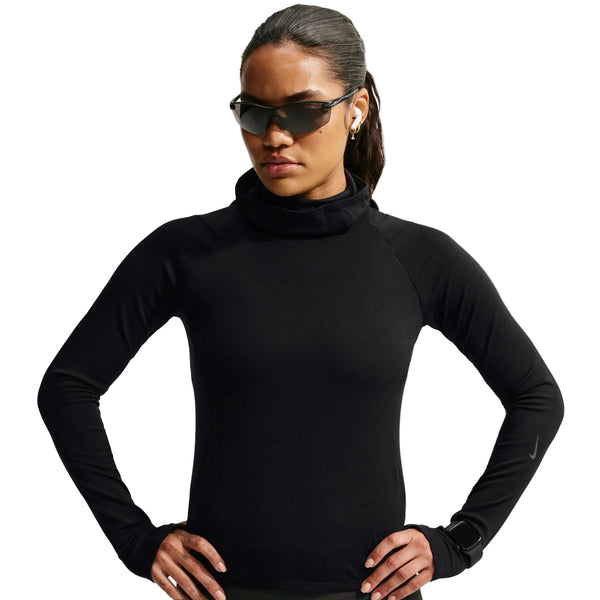 En kvinde iført en sort Nike Wool Running Mid-Layer Top, Dame, sort/sort/sort, med lange ærmer og høj hals samt solbriller.