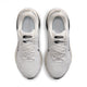 Et par Nike Vomero 18 løbesko til kvinder i farvekombinationen Summit White/Metallic Silver-Sail, set ovenfra. Disse sportssko har maksimal dæmpning, hvide snørebånd og overdel i mesh samt synlige Nike-logoer på tungen og siderne. Sålerne fremstår let off-white.