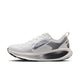 Et sidebillede af Nike Vomero 18 Dame i farvekombinationen Summit White/Metallic Silver-Sail, med en hvid overdel med et metallisk sølvfarvet Swoosh-logo, sorte og grå detaljer, hvide snørebånd og en sort-hvid ydersål, vist på en ensfarvet hvid baggrund. Denne Nike-model er kendt for at være blandt de mest komfortable løbesko til både mænd og kvinder.