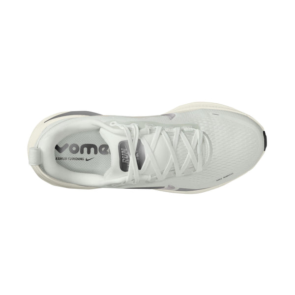 Summit White/Metallic Silver-Sail Nike Vomero 18 damesko set ovenfra, der viser snørebånd, mesh-overdel og en indersål med teksten WOMEN samt et lille Nike-logo ved hælen. Denne model er designet til maksimal dæmpning, der sikrer overlegen komfort ved hvert skridt.