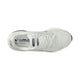 Summit White/Metallic Silver-Sail Nike Vomero 18 damesko set ovenfra, der viser snørebånd, mesh-overdel og en indersål med teksten WOMEN samt et lille Nike-logo ved hælen. Denne model er designet til maksimal dæmpning, der sikrer overlegen komfort ved hvert skridt.