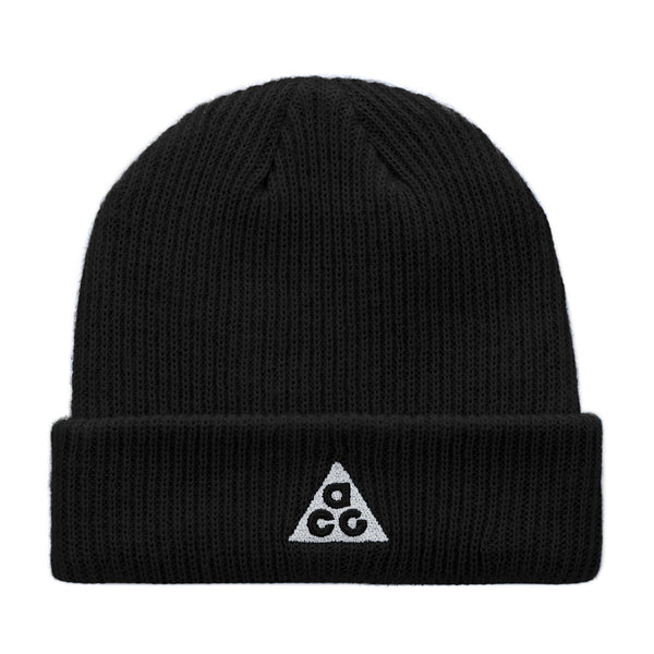 Nike ACG Terra Beanie er en sort unisex-hue med en foldet kant og et lille, broderet trekantet logo foran, hvor bogstaverne »a c g« er broderet med hvid tråd. Dette minimalistiske tilbehør forener på ubesværet vis hverdagsstil med klassisk design.