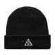 Nike ACG Terra Beanie er en sort unisex-hue med en foldet kant og et lille, broderet trekantet logo foran, hvor bogstaverne »a c g« er broderet med hvid tråd. Dette minimalistiske tilbehør forener på ubesværet vis hverdagsstil med klassisk design.