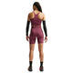 En person står med ryggen til, iført en rødbrun Nike Dri-FIT-sportstrøje og Nike High-Waisted 7″ løbeshorts med lommer til kvinder i farven Pink Smoke/Reflective Silver, kombineret med sorte armvarmere, sorte sokker og sportssko. Baggrunden er ensfarvet hvid.