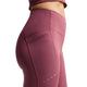 En person har Nikes »High-Waisted 7″ Running Shorts with Pockets, Dame« på i farven Pink Smoke/Reflective Silver – med høj talje, synlige sidesømme, lommedesign inspireret af løbeshorts og reflekterende sølvprikker ved låret; kun den nedre del af overkroppen og de øverste ben er vist.
