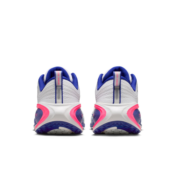 Et par Nike Vomero Plus Dame i White/Metallic Silver-Concord-Hyper Pink set bagfra, med hvid overdel, blåt for, pink detaljer og strukturerede såler, der blander hvid, pink og mørkeblå for maksimal komfort.