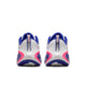 Et par Nike Vomero Plus Dame i White/Metallic Silver-Concord-Hyper Pink set bagfra, med hvid overdel, blåt for, pink detaljer og strukturerede såler, der blander hvid, pink og mørkeblå for maksimal komfort.