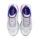 Topbillede af Nike Vomero Plus løbesko til damer i White/Metallic Silver-Concord-Hyper Pink, med lilla og pink accenter, blå indersåler mærket "VOMERO" i pink til højre og hvide snørebånd med grå detaljer for maksimal komfort.