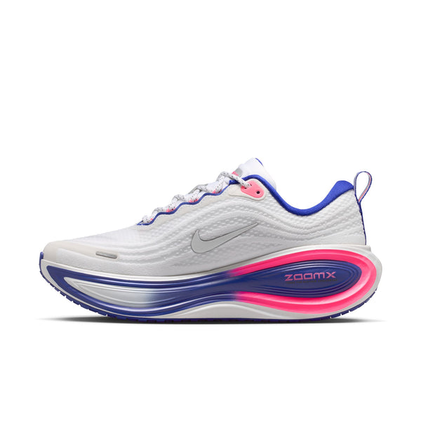 Nike Vomero Plus Dame i White/Metallic Silver-Concord-Hyper Pink har en ZoomX-sål for maksimal komfort og stilfulde blå og pink accenter - perfekt til løb.