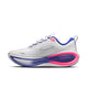 Nike Vomero Plus Dame i White/Metallic Silver-Concord-Hyper Pink har en ZoomX-sål for maksimal komfort og stilfulde blå og pink accenter - perfekt til løb.