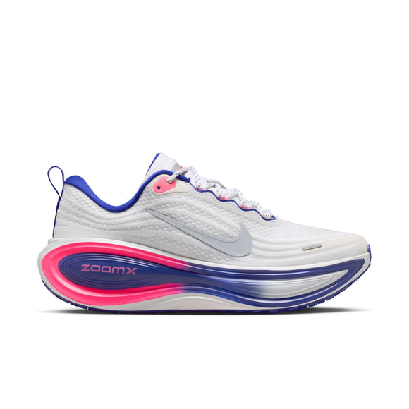 Nike Vomero Plus Dame i White/Metallic Silver-Concord-Hyper Pink har en sølvfarvet swoosh, blå og pink detaljer, en blå ydersål, ZoomX-branding på mellemsålen, trækflig ved hælen og en tekstureret overdel for maksimal komfort.