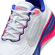 Nærbillede af Nike Vomero Plus Dame løbesko i White/Metallic Silver-Concord-Hyper Pink med sølvfarvet swoosh, blå og pink accenter, "VOMERO PLUS"-tekst på tungen og "ZOOMX"-branding på mellemsålen for maksimal komfort.