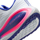 Nærbillede af hælen og sålen på Nike Vomero Plus Dame, White/Metallic Silver-Concord-Hyper Pink, med ZOOMX-branding i pink og blå, hvid overdel, farvet mellemsål og mønstret blå og hvid ydersål for komfort.