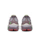 Et par Nike Zoom Fly 6 Dame-løbesko i farvekombinationen Lt Violet Ore/Baroque Brown-Sea Glass ses set bagfra. Skoene er overvejende lyselilla med grønne og lyserøde detaljer og har tykke hvide såler samt lyserøde ydersåler med struktur. Nike-logoet pryder hælen og understreger skoenes stilfulde udseende og det præstationsorienterede design, der er typisk for carbonsko.