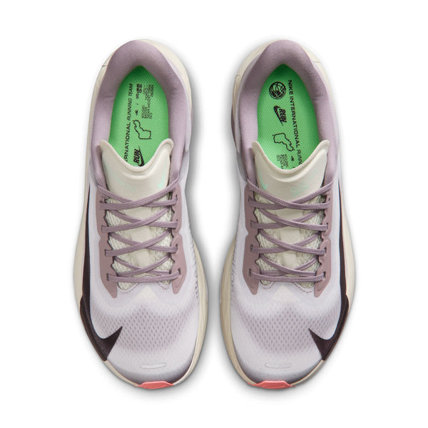 Ovenfra-billede af et par Nike Zoom Fly 6-løbesko til kvinder i farvekombinationen Lt Violet Ore/Baroque Brown-Sea Glass, med grønne indlægssåler, grå snørebånd og et sort Nike-swoosh på ydersiden af tåen. Disse carbon-løbesko er placeret side om side på en hvid baggrund.