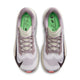Ovenfra-billede af et par Nike Zoom Fly 6-løbesko til kvinder i farvekombinationen Lt Violet Ore/Baroque Brown-Sea Glass, med grønne indlægssåler, grå snørebånd og et sort Nike-swoosh på ydersiden af tåen. Disse carbon-løbesko er placeret side om side på en hvid baggrund.