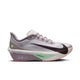 Denne Nike Zoom Fly 6-løbesko til kvinder fås i farvekombinationen Light Violet Ore, Baroque Brown og Sea Glass og har en slank, moderne silhuet med synlig støddæmpning i hælen og mellemsålen. Denne løbesko er designet med en tyk, vinklet sål for optimal ydeevne og komfort og kombinerer aerodynamisk design med avanceret støtte, så løbere kan opnå både hastighed og komfort.