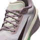 Nærbillede af Nike Zoom Fly 6 Dame-løbeskoen i farvekombinationen Light Violet Ore/Baroque Brown–Sea Glass, med et stort sort Swoosh-logo, lavendelblå snørebånd, overdel i mesh og en grøn detalje på hælen. Denne carbon-sko har tydelige Nike-mærker og -logoer på både tungen og siden.