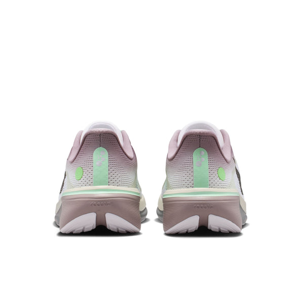 Et par Nike Pegasus 42-løbesko til kvinder i farverne lysviolet ore, barokbrun og havglas, set bagfra, med overdel i mesh og karakteristiske sålmønstre, der er inspireret af innovativ komfort.