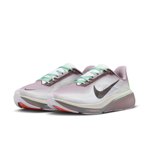 Et par Nike Pegasus 42 Dame-løbesko i farvekombinationen Lt Violet Ore/Baroque Brown-Sea Glass, med en lys lilla og hvid overdel i mesh, sort Nike Swoosh, mintgrønne snørebånd og lysegrå såler med orange detaljer. Skoene er designet til optimal komfort med en ReactX-mellemsål og responsiv støddæmpning fra Air Zoom-enheden og er placeret side om side på en hvid baggrund.