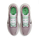Et par Nike Pegasus 42-løbesko til kvinder i farvekombinationen Light Violet Ore/Baroque Brown-Sea Glass, med grønne indlægssåler, hvide snørebånd og sorte Nike Swoosh-logoer samt en responsiv mellemsål af ReactX-skum, set ovenfra på en hvid baggrund.