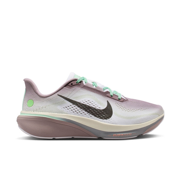 Her ses et billede af Nike Pegasus 42 Dame-løbeskoen set fra siden i farverne Lt Violet Ore, Baroque Brown og Sea Glass. Skoen har et sort Nike-swoosh-logo, mintgrønne snørehuller og en polstret sål med ReactX-skummellemsål, der sikrer enestående komfort. Dette moderne, sportslige design fremhæves yderligere af Air Zoom-teknologien.