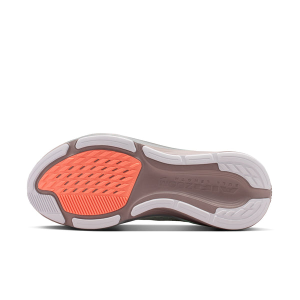 Billedet viser sålen på Nike Pegasus 42-sneakeren i farvekombinationen Lt Violet Ore/Baroque Brown-Sea Glass med et bølget mønster i gråt, orange og hvidt. På hælområdet står der »AIR ZOOM FULL LENGTH«, hvilket understreger Nikes avancerede Air Zoom-teknologi, som denne Dame-udgave er udstyret med.