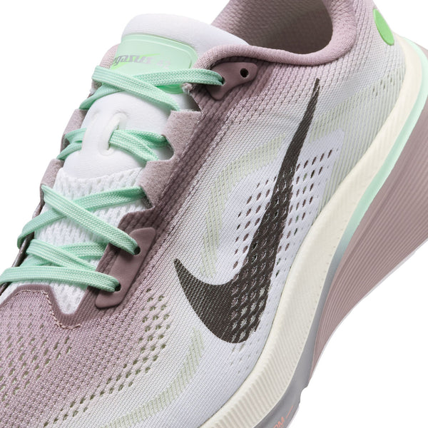 Et nærbillede af Nike Pegasus 42-løbeskoen til kvinder viser dens pastelfarvede farvekombination i Lt Violet Ore og Sea Glass med et markant sort Swoosh-logo, lysegrønne snørebånd og en overdel i mesh med farveovergang i lyserødt og hvidt. Denne stilfulde model er udstyret med avanceret Air Zoom-teknologi og en responsiv ReactX-mellemsål, der sikrer enestående komfort og ydeevne.