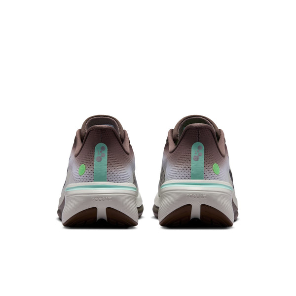 Et par Nike Pegasus 42 løbesko til mænd vises set bagfra på en ensfarvet hvid baggrund, hvor farvekombinationen i Ironstone og sort fremhæves af detaljer i Sea Glass og Arctic Green. Skoene har en responsiv ReactX-mellemsål af skum, der sikrer enestående støddæmpning, og er udstyret med en innovativ Air Zoom-enhed, der giver forbedret støtte ved hvert skridt.