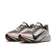 Et par Nike Pegasus 42 løbesko til mænd i farvekombinationen Ironstone/Black-Sea Glass-Arctic Green, med brun, grå og gennemsigtig overdel med lyseblå snørebånd, hvide mellemsåler udstyret med en responsiv ReactX-skum-mellemsål, sorte Swoosh-logoer og en avanceret Air Zoom-enhed for øget komfort – vist på en hvid baggrund.