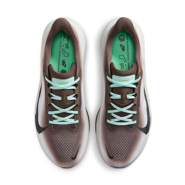 Et par Nike Pegasus 42 herresportssko i farvekombinationen Ironstone/Black-Sea Glass-Arctic Green, med mintgrønne ReactX-skum-mellemsåler og lyseblå snørebånd, vises set ovenfra på en hvid baggrund. Indlægssålerne er forsynet med sort trykt grafik og brugsanvisninger, der fremhæver den karakteristiske komfort i Pegasus 42-kollektionen.