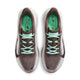 Et par Nike Pegasus 42 herresportssko i farvekombinationen Ironstone/Black-Sea Glass-Arctic Green, med mintgrønne ReactX-skum-mellemsåler og lyseblå snørebånd, vises set ovenfra på en hvid baggrund. Indlægssålerne er forsynet med sort trykt grafik og brugsanvisninger, der fremhæver den karakteristiske komfort i Pegasus 42-kollektionen.