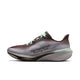 Et billede set fra siden af Nike Pegasus 42 herreløbeskoen i farvekombinationen Ironstone/Black-Sea Glass-Arctic Green, med en overdel i brun og grå farveovergang, mintgrønne snørebånd og teksten »Nike International Running Team« trykt på siden. Skoen er designet med en tyk, hvid og grå polstret sål, der er udstyret med ReactX-skumindlæg for øget komfort.