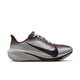 Et billede set fra siden af Nike Pegasus 42 herreløbeskoen i farvekombinationen Ironstone/Black-Sea Glass-Arctic Green, der byder på nuancer af brunt, gråt og hvidt med et stort sort Nike Swoosh-logo, mintgrønne detaljer og en tyk, stødabsorberende ReactX-skum-mellemsål.