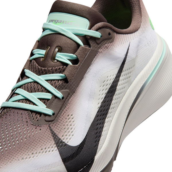 Nærbillede af Nike Pegasus 42-løbeskoen til mænd i farvekombinationen Ironstone/Black-Sea Glass-Arctic Green, der fremviser et stort sort Nike-swoosh på siden, mintgrønne snørebånd og en åndbar overdel i mesh med farveovergange. Skoen har en mellemsål i ReactX-skum, der giver responsiv støddæmpning, samt en Air Zoom-enhed i forfoden, der sikrer forbedret energiretur.
