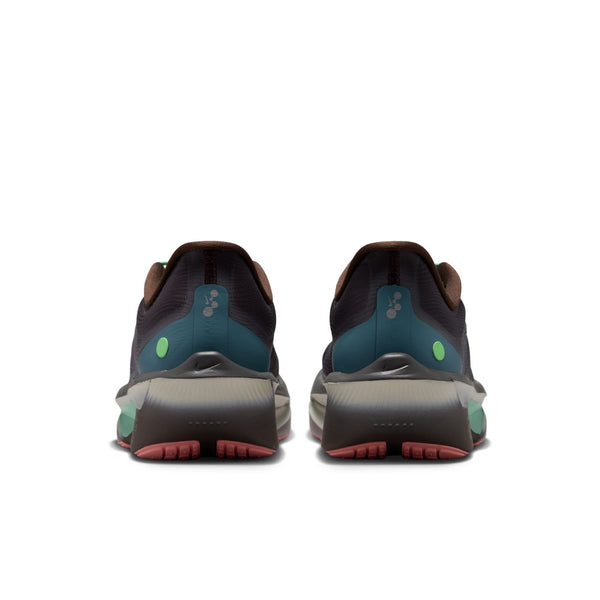 Et par Nike Zoom Fly 6 herresko i farvekombinationen Baroque Brown/Black-Smoke Grey-Ironstone vises set bagfra og fremviser en kombination af sort, blågrønt, brunt og gråt med rødtonede såler og grønne detaljer. Skoene er placeret side om side på en hvid baggrund.