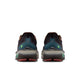 Et par Nike Zoom Fly 6 herresko i farvekombinationen Baroque Brown/Black-Smoke Grey-Ironstone vises set bagfra og fremviser en kombination af sort, blågrønt, brunt og gråt med rødtonede såler og grønne detaljer. Skoene er placeret side om side på en hvid baggrund.