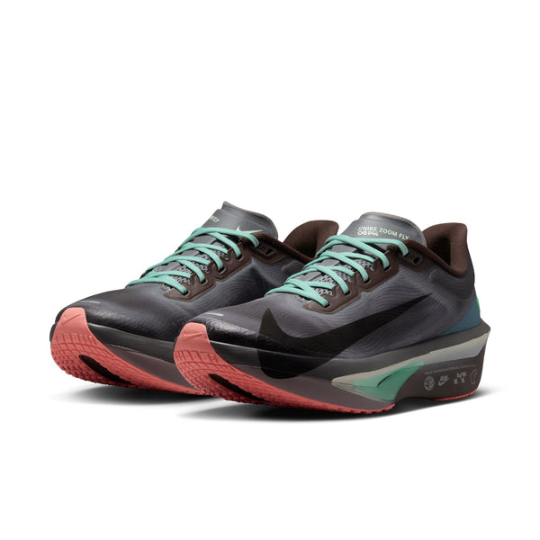 Et par Nike Zoom Fly 6-løbesko til mænd i farverne Baroque Brown, Black, Smoke Grey og Ironstone – med en elegant overdel, det karakteristiske sorte Swoosh-logo, tykke såler og stilfulde detaljer – disse løbesko er perfekte til din næste løbetur.