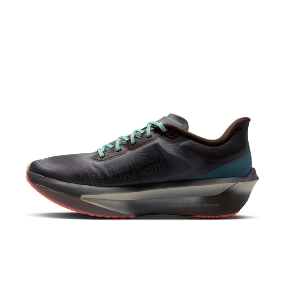 Et profilbillede fra venstre side af Nike Zoom Fly 6 herresko i farvekombinationen Baroque Brown/Black-Smoke Grey-Ironstone vises på en hvid baggrund. Med en tyk, stødabsorberende sål, blågrønne snørebånd og en rød ydersål er denne innovative carbon-sko fra Nike designet med henblik på både komfort og ydeevne.