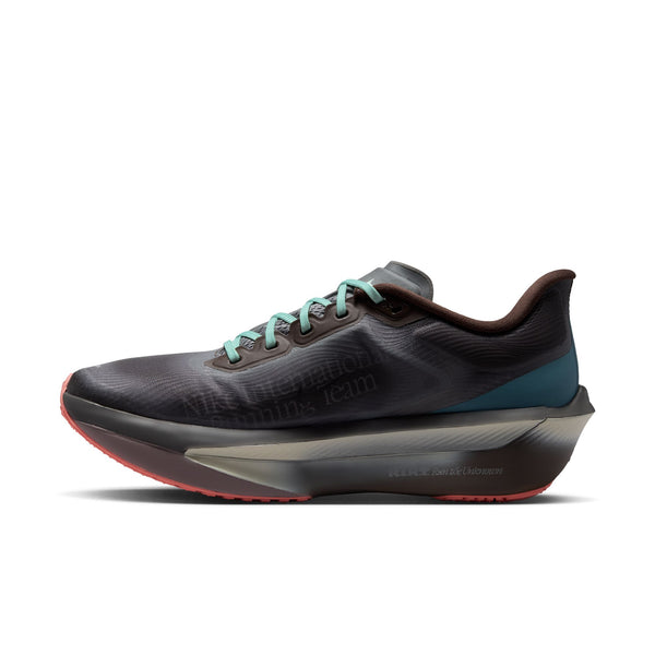 Et profilbillede fra venstre side af Nike Zoom Fly 6 herresko i farvekombinationen Baroque Brown/Black-Smoke Grey-Ironstone vises på en hvid baggrund. Med en tyk, stødabsorberende sål, blågrønne snørebånd og en rød ydersål er denne innovative carbon-sko fra Nike designet med henblik på både komfort og ydeevne.