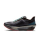 Et profilbillede fra venstre side af Nike Zoom Fly 6 herresko i farvekombinationen Baroque Brown/Black-Smoke Grey-Ironstone vises på en hvid baggrund. Med en tyk, stødabsorberende sål, blågrønne snørebånd og en rød ydersål er denne innovative carbon-sko fra Nike designet med henblik på både komfort og ydeevne.