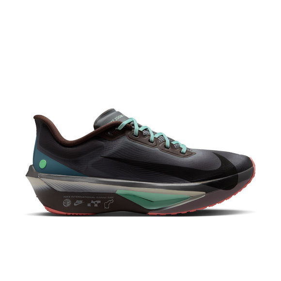 Denne Nike Zoom Fly 6-løbesko til mænd i farverne barokbrun, sort, røggrå og jernsten har et elegant, moderne design med lav profil og diskret logo på siden, hvilket gør den til en ideel løbesko til løbere, der søger både stil og ydeevne.