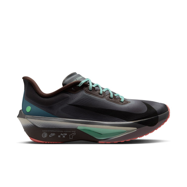 Denne Nike Zoom Fly 6-løbesko til mænd i farverne barokbrun, sort, røggrå og jernsten har et elegant, moderne design med lav profil og diskret logo på siden, hvilket gør den til en ideel løbesko til løbere, der søger både stil og ydeevne.