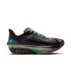 Denne Nike Zoom Fly 6-løbesko til mænd i farverne barokbrun, sort, røggrå og jernsten har et elegant, moderne design med lav profil og diskret logo på siden, hvilket gør den til en ideel løbesko til løbere, der søger både stil og ydeevne.