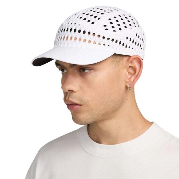 En person, der bærer en hvid Nike ACG Radical AirFlow Fly-kasket med store, cirkulære, laserskårne huller.