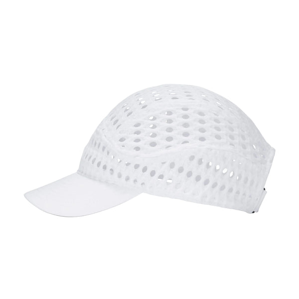 Hvid Nike ACG Radical AirFlow Fly-kasket med en krone af perforeret mesh og en ensfarvet skygge.