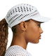 En person set i profil iført en hvid Nike ACG Radical AirFlow Fly Cap, en perforeret sportscasket.