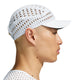 En person set i profil iført en hvid Nike ACG Radical AirFlow Fly Cap med en krone af perforeret mesh.