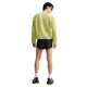 En person set bagfra, iført en limegrøn Stride Aero-FIT langærmet løbetrøje, Herre, Lt Lemon Twist/Black, samt sorte shorts.